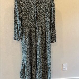 Old Navy sz M Floral Dark green and White Dress
